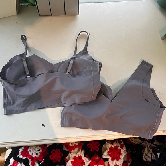 True & Co V neck & scoop neck adjustable bras, M full cup (lot of 2) - Picture 4 of 7